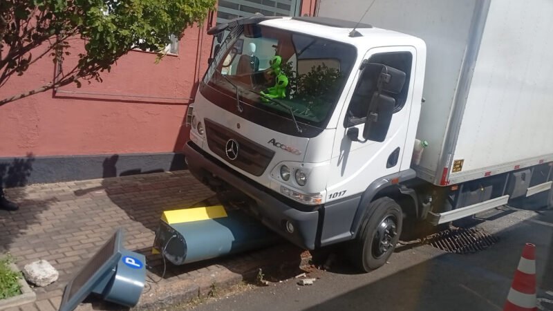 Caminhão perde freio e destrói parquímetro