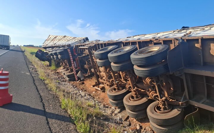 Carreta tomba no acostamento da Castello Branco e carga fica espalhada