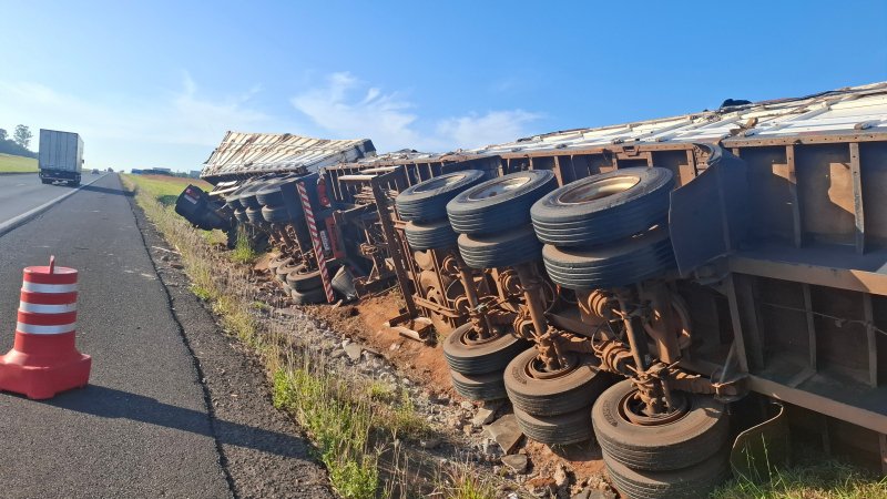 Carreta tomba no acostamento da Castello Branco e carga fica espalhada
