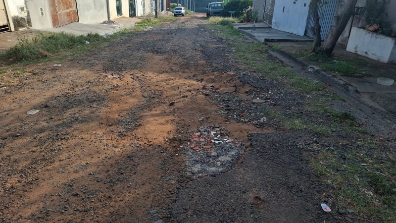 Sem manutenção no asfalto, rua no Altos da Serra gera indignação de moradores