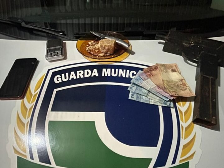 Homem descumpre medida protetiva e acaba preso por ter drogas e simulacro de arma