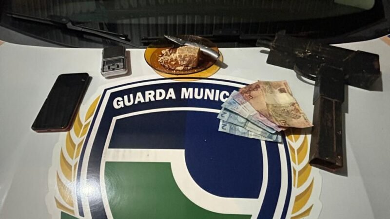 Homem descumpre medida protetiva e acaba preso por ter drogas e simulacro de arma