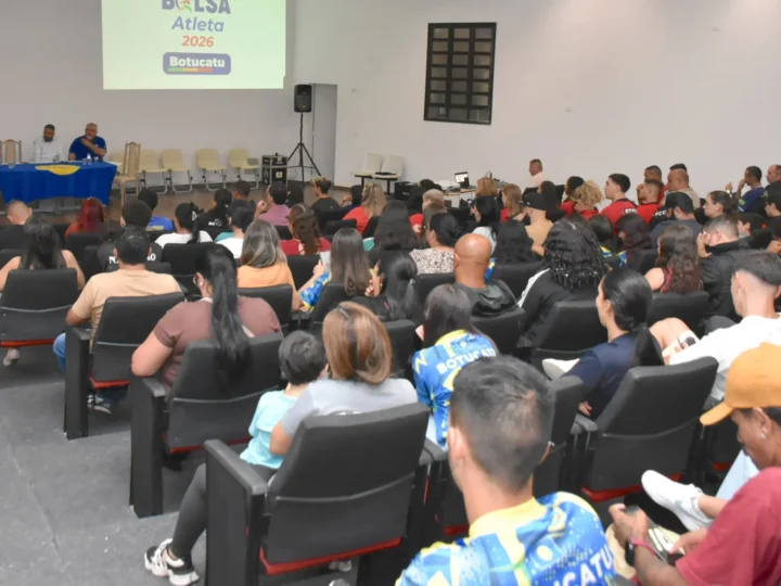 Atletas de Botucatu assinam adesão ao Bolsa Atleta