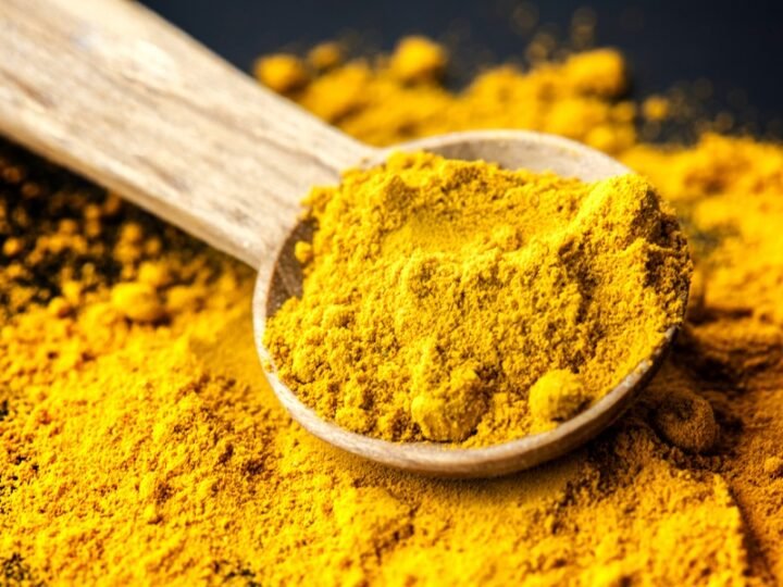 Por que o excesso de cúrcuma pode ser perigoso?