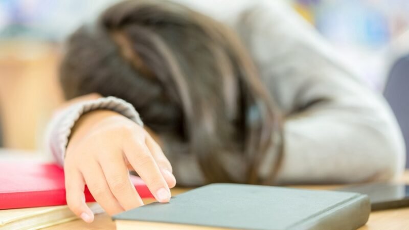 “Jet lag social”: entenda o efeito de dormir tarde e acordar cedo