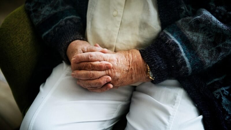 Solidão eleva risco clínico e reduz a sobrevida de idosos com câncer