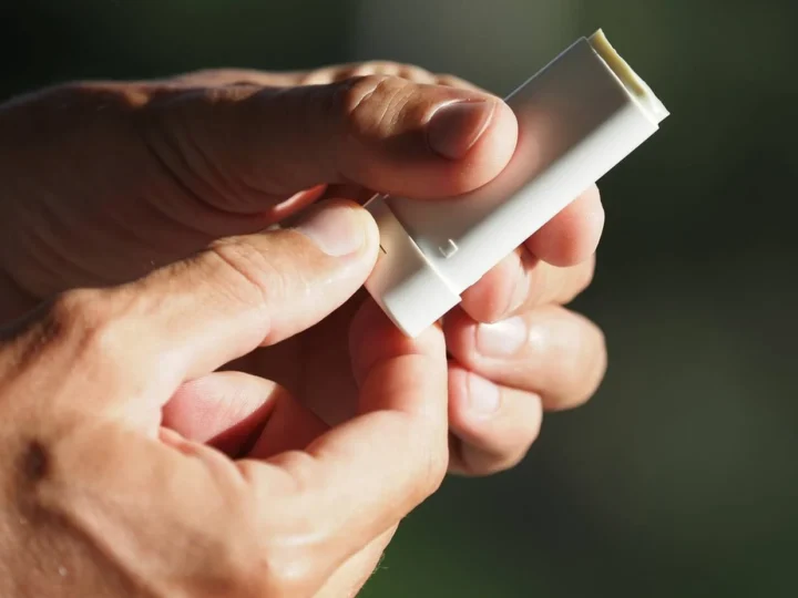 Protetor solar em bastão: veja os pontos de atenção ao usar