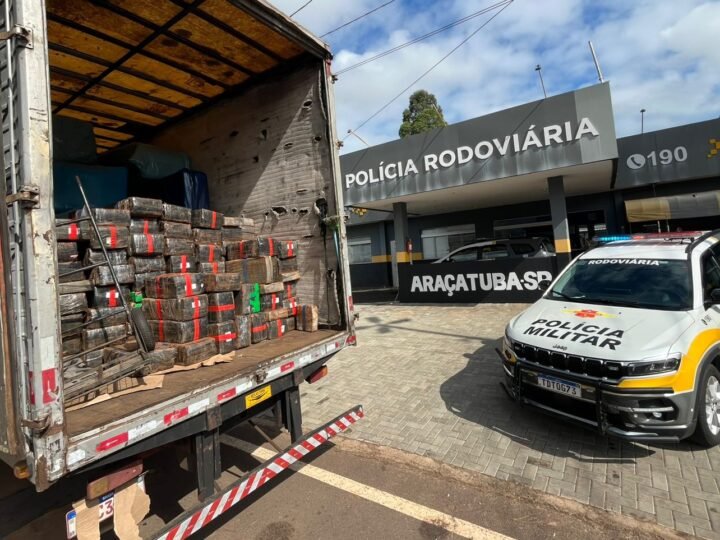Motorista é preso com 1,7 tonelada de maconha escondida em carga de colchões