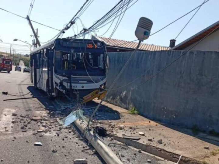 Motorista passa mal e ônibus colide contra poste