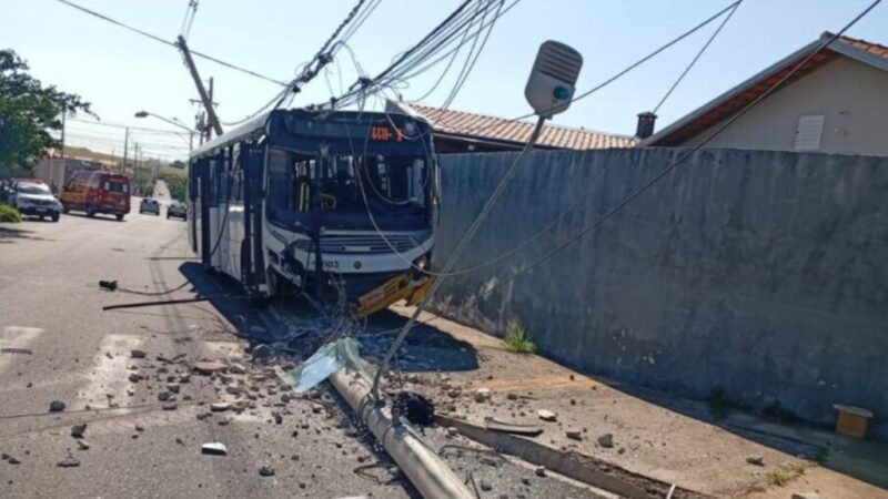 Motorista passa mal e ônibus colide contra poste