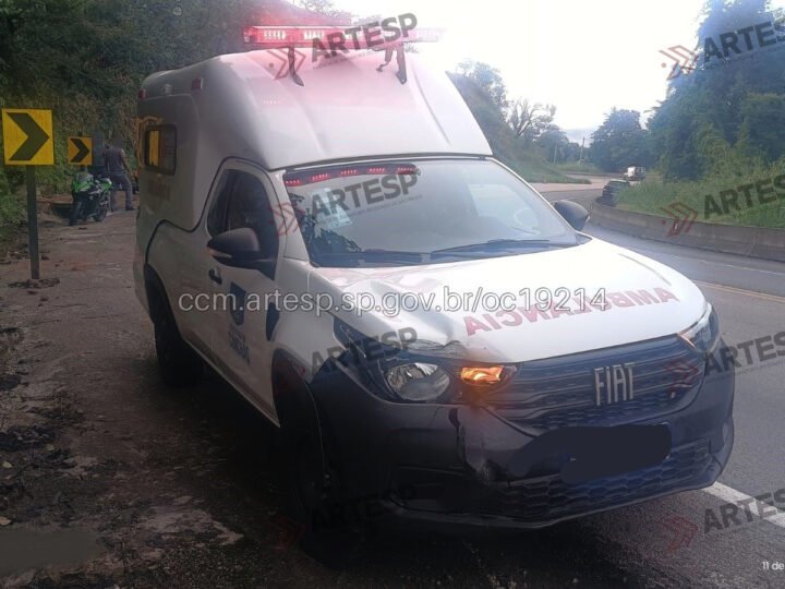 Moto na contramão colide contra ambulância na Rondon