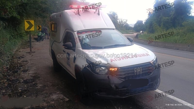 Moto na contramão colide contra ambulância na Rondon
