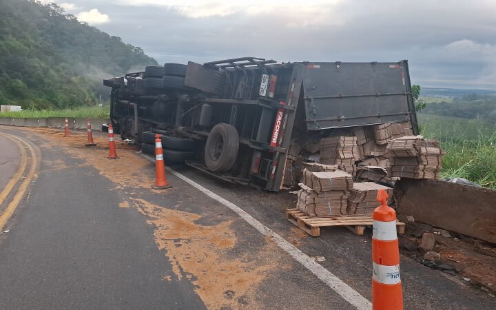 Caminhão tomba na descida da “serra” da Rondon