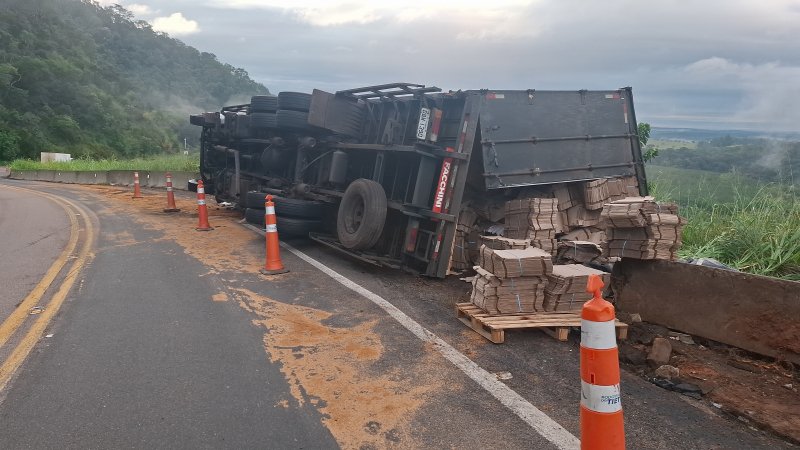 Caminhão tomba na descida da “serra” da Rondon