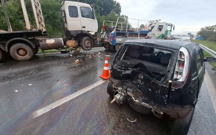 Colisão entre carros e carreta interdita parte da Rondon