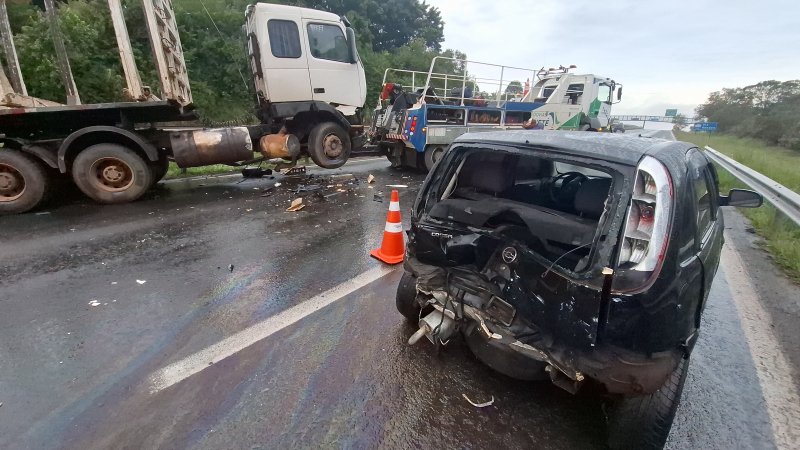 Colisão entre carros e carreta interdita parte da Rondon