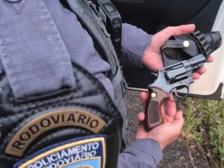 Motorista flagrado com arma ilegal em caminhonete