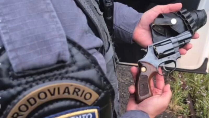 Motorista flagrado com arma ilegal em caminhonete