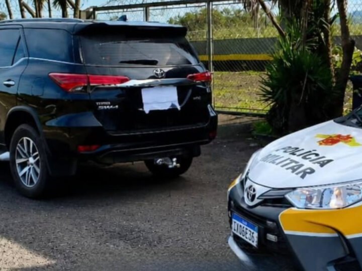 Casal preso por transitar com SUV furtada