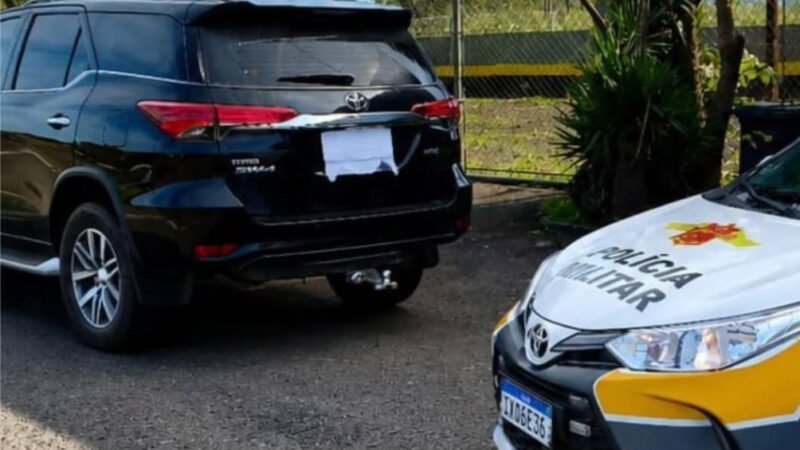Casal preso por transitar com SUV furtada