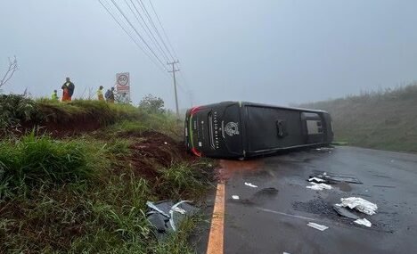 Ônibus que saiu de Botucatu tomba em rodovia do Paraná