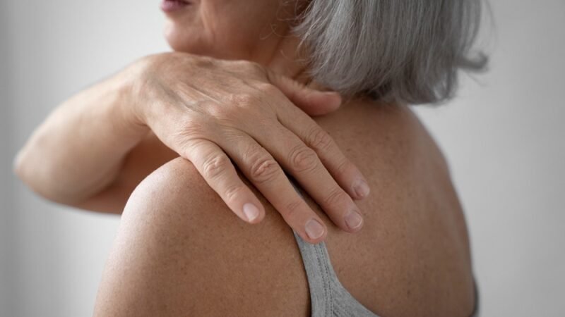 “Ombro congelado” pode estar ligado à menopausa
