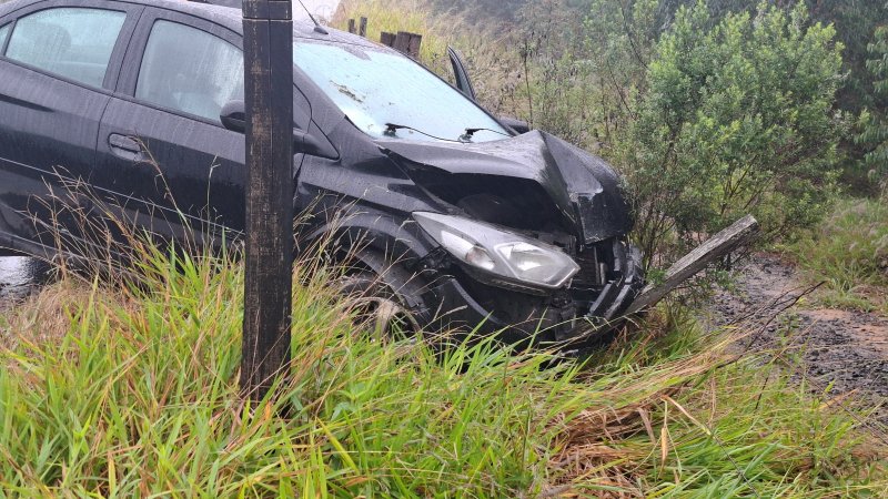 Motorista perde controle de carro e colide contra poste em rodovia