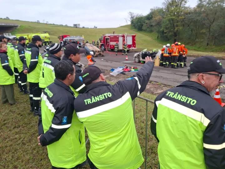 Agentes de trânsito participam de simulado de acidente rodoviário com produto perigoso