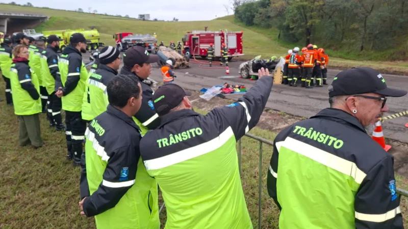 Agentes de trânsito participam de simulado de acidente rodoviário com produto perigoso