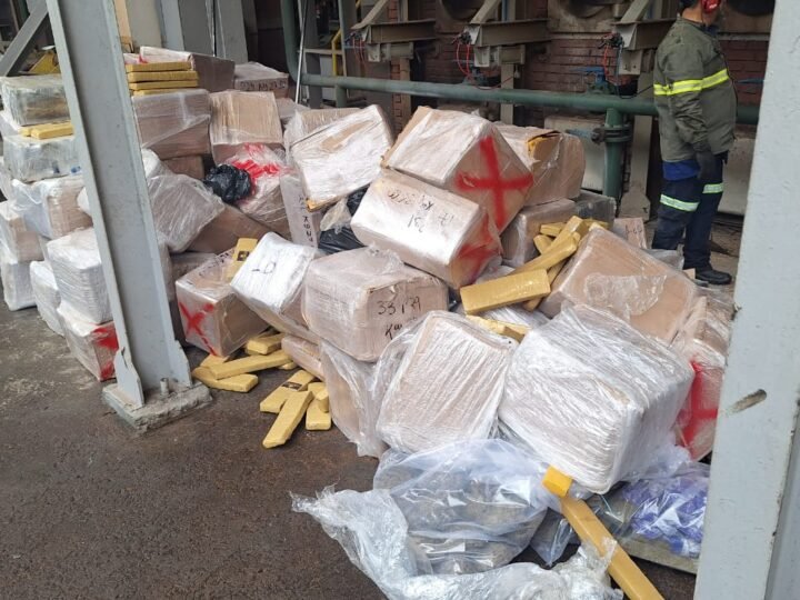 Polícia incinera mais de 3 toneladas de maconha e skunk