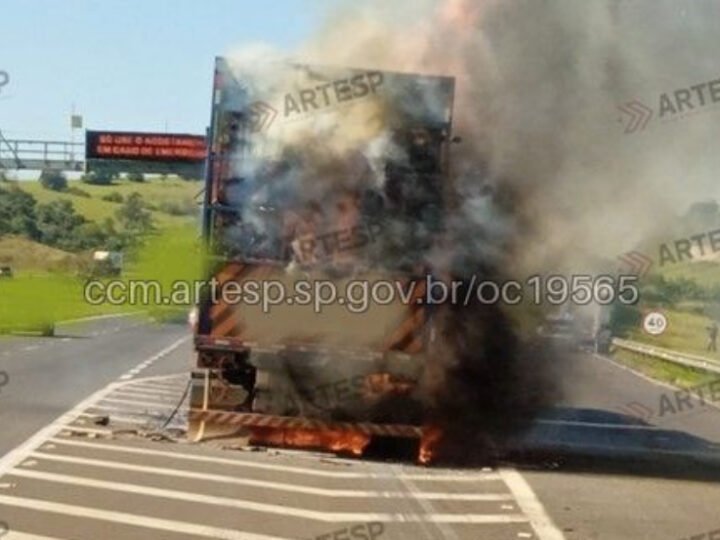 Incêndio atinge carreta carregada com madeira