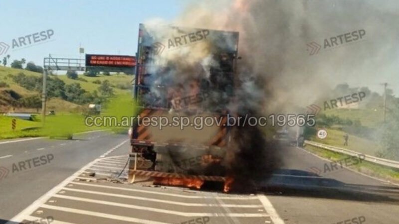 Incêndio destrói carreta carregada com madeira