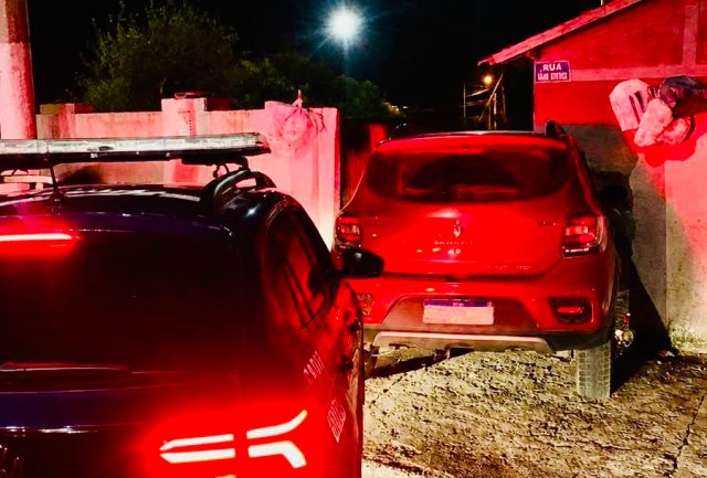 Carro invade residência e motorista acaba preso por embriaguez ao volante