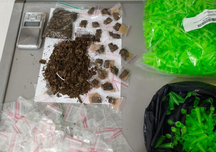 Polícia prende mulher por tráfico de drogas após denúncia anônima