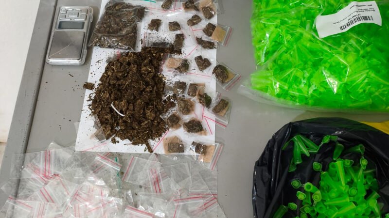 Polícia prende mulher por tráfico de drogas após denúncia anônima