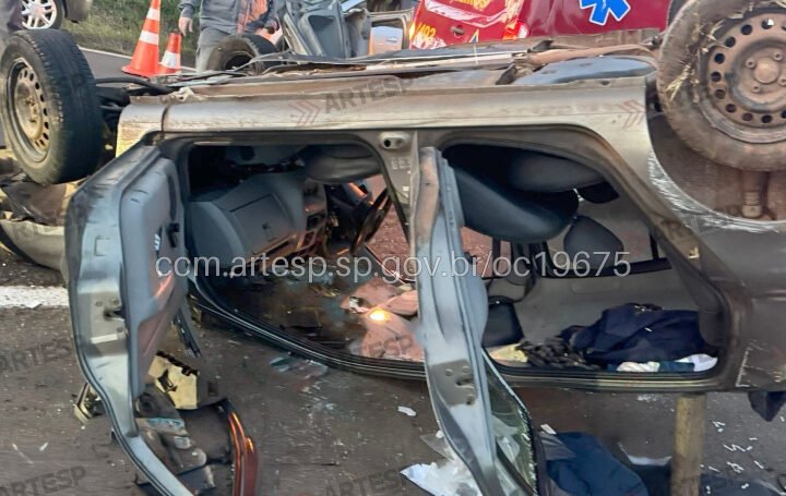 Carro invade pista e provoca capotamento na Gastão Dal Farra