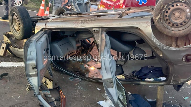 Carro invade pista e provoca capotamento na Gastão Dal Farra