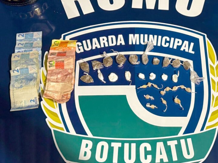Homem sai de casa abandonada, desperta suspeitas e acaba preso por tráfico
