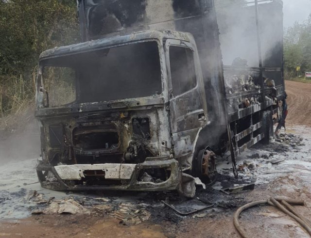Caminhão com defensivos agrícolas pega fogo em estrada rural