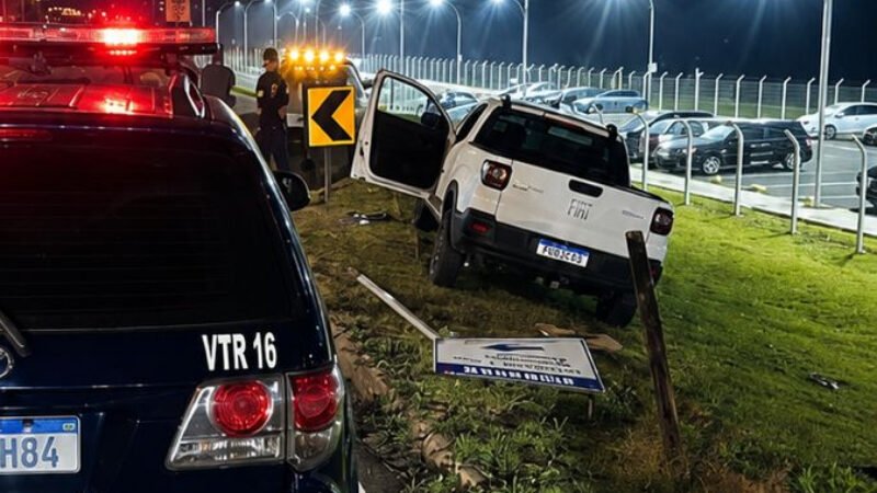 Motorista preso por embriaguez ao volante após colisão contra placa de trânsito
