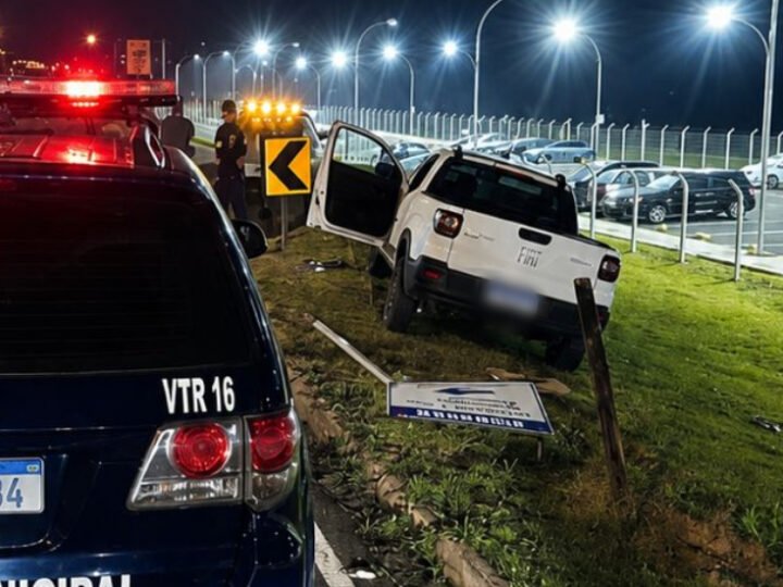 Motorista preso por embriaguez ao volante após colisão contra placa de trânsito