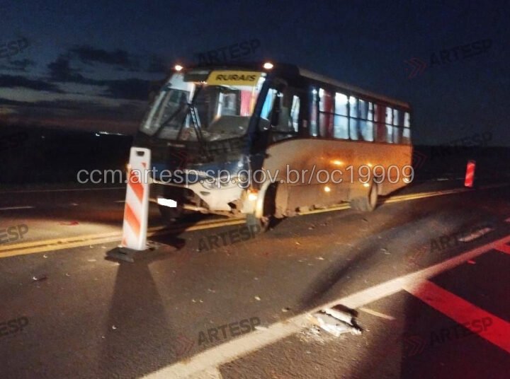 Carro faz conversão irregular e acaba atingido por ônibus
