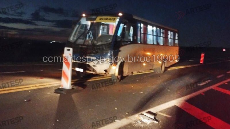 Carro faz conversão irregular e acaba atingido por ônibus