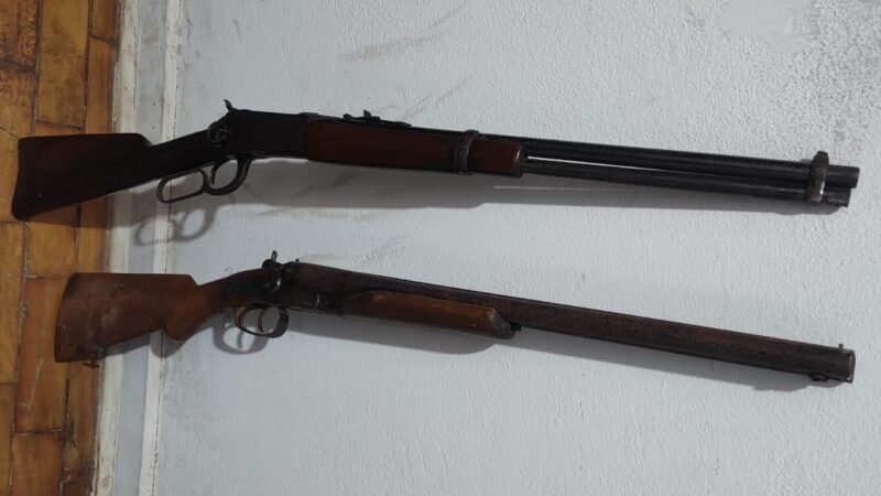 Polícia Civil prende homem com duas armas sem registro durante busca por facão usado em agressões