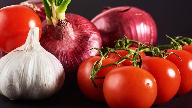 Por que incluir refogado de alho, cebola e tomate no dia a dia