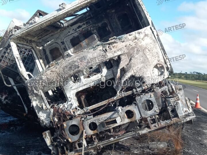 Caminhão pega fogo e interdita trecho da Castello Branco