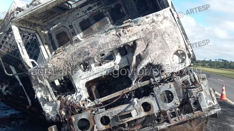 Caminhão pega fogo e interdita trecho da Castello Branco
