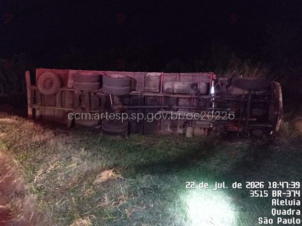 Motorista morre em capotamento de carreta na Castello Branco