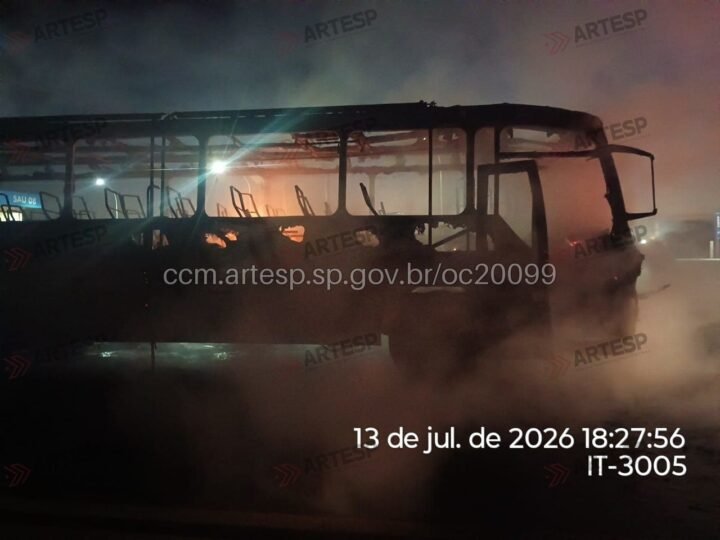 Ônibus pega fogo durante viagem