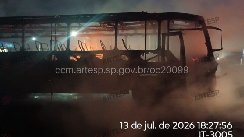 Ônibus pega fogo durante viagem
